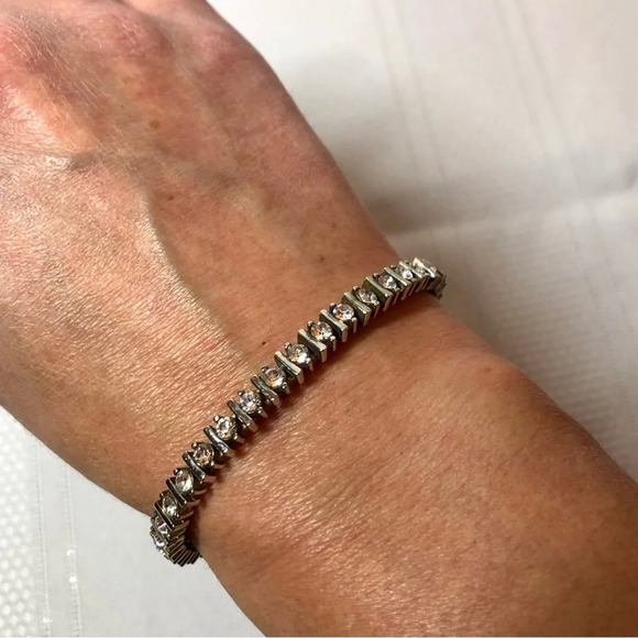 Vintage silver-tone tennis bracelet crystals. Substantial weight. Strong clasp. - Picture 4 of 10
